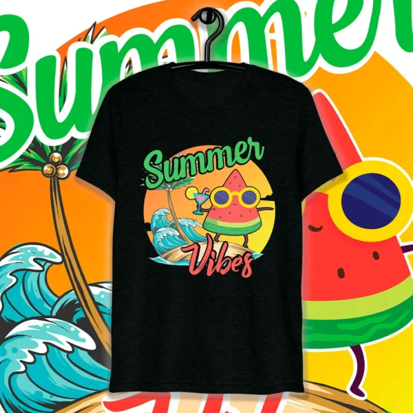 Vector de 'Summer Vibes' que muestra una rebanada de sandía con gafas de sol, disfrutando de un cóctel en una playa con olas y una palmera, en un cálido atardecer. Ideal para estampar playeras y personalizar artículos.