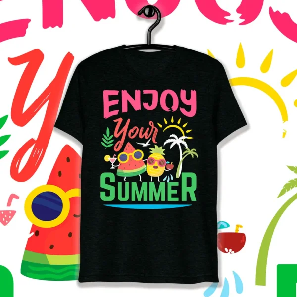 Vector de verano para playeras, con diseño colorido que incluye una rebanada de sandía con gafas de sol, palmeras, sol radiante y cócteles.