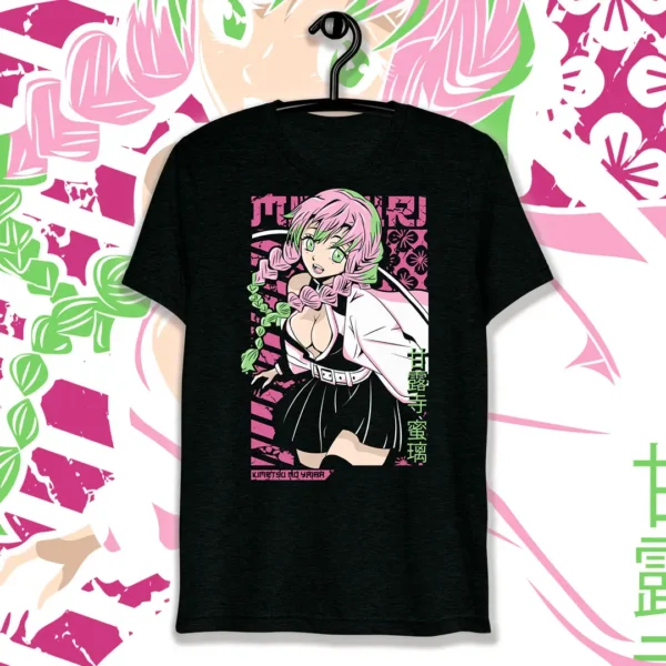 Vector de Mitsuri Kanroji en formatos .ai y .png, ideal para estampados en camisetas, sudaderas y artículos personalizables. Incluye mockups de camisetas negras con fondo transparente.