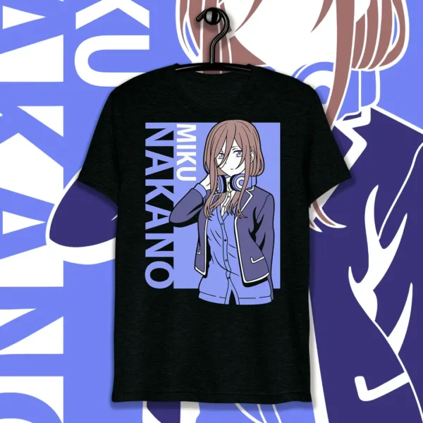 Vector descargable de Miku Nakano del anime Go Toubun no Hanayome, ideal para estampados personalizados en camisetas, sudaderas y más, incluye mockups de camisetas negras.